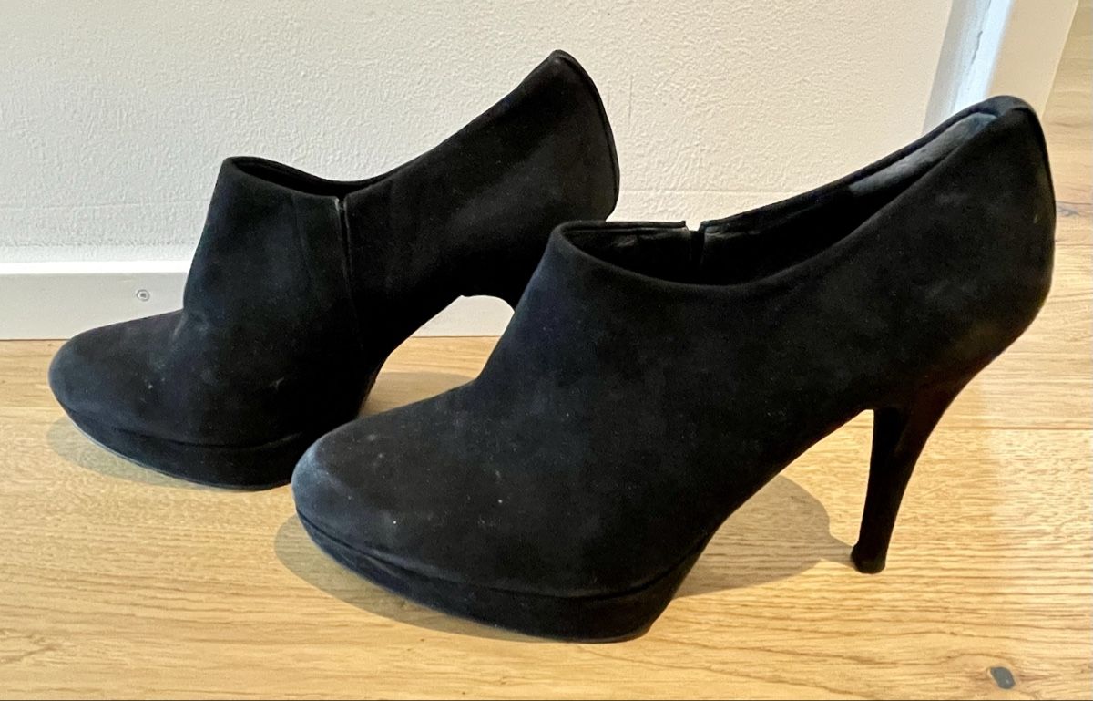 Stuart Weitzman Scarpe da donna: Stuart Weitzman Ancleboot Wildleder schwarz Gr. 37-38 – Usato da Zürich venduto da mar_9xc5 1