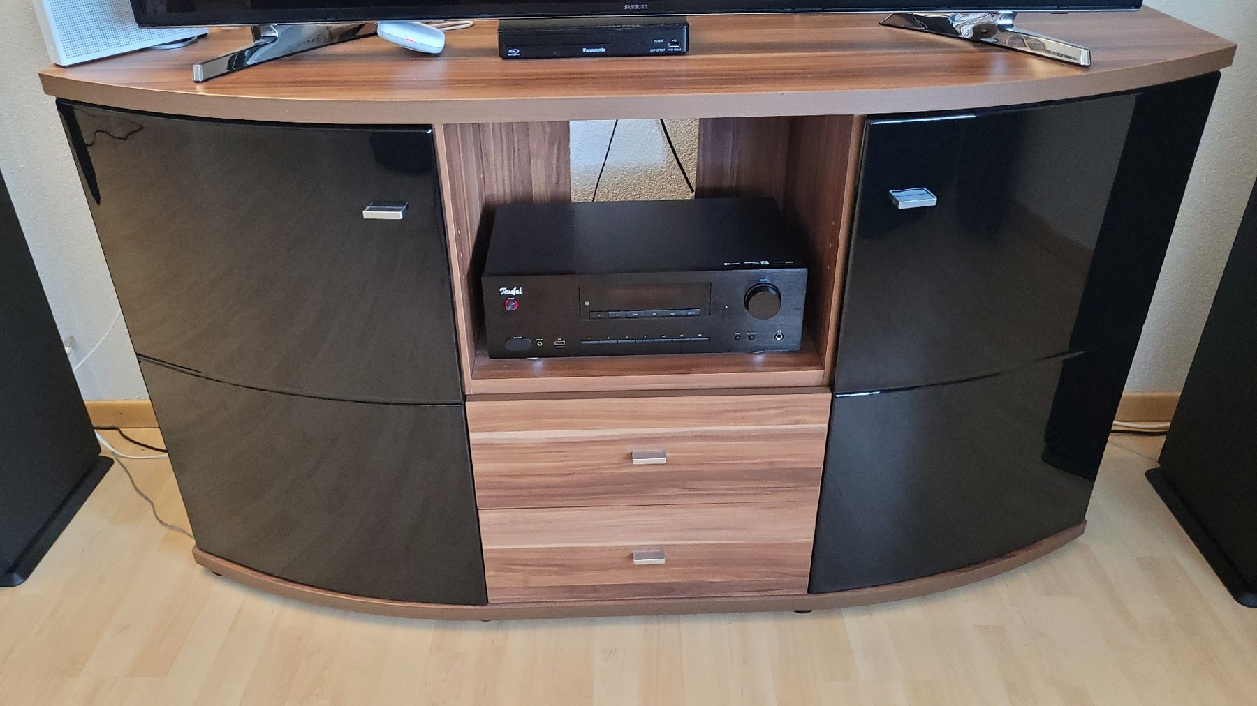 Mobili TV: TV Möbel / Sideboard Nussbaumholz mit Schwarzglas – Usato da Bremgarten AG venduto da PrincessOfTheNight