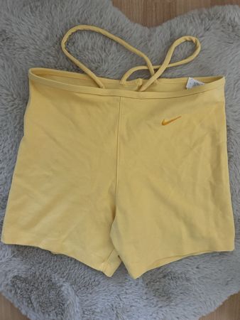 Nike Shorts gelb mit Bändeln Grösse M neuwertiger Zustand