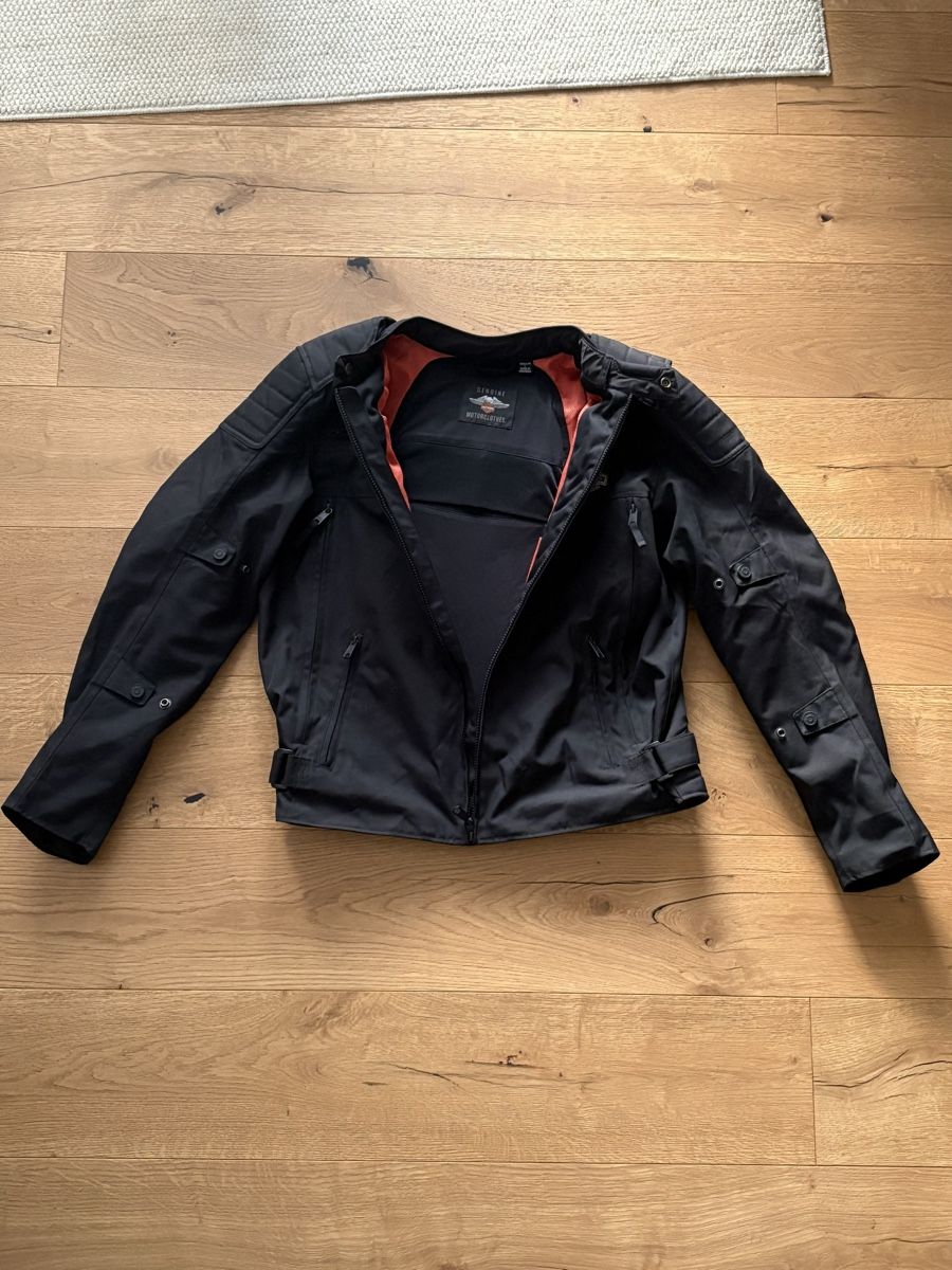 Harley-Davidson Vestes: Originale Harley-Davidson Motorrad-Textiljacke – Neuf (Voir description) à Pfaffhausen par placard 1