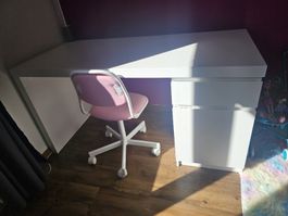 Schreibtisch im guten Zustand, leichte Gebrauchsspuren.