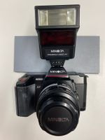 Alte Minolta Kamera mit Blitzgerät