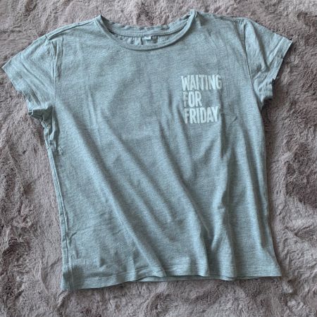 Graues T-Shirt "Waiting for Friday", Grösse M, Top Zustand!