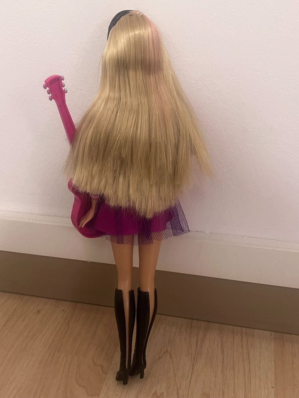 Puppen: Rockstar Barbie mit Gitarre #16 – Gebraucht aus Wildegg von Car-Mania 2