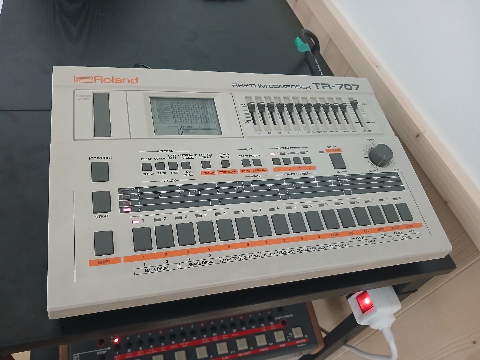 Roland Musikinstrumente: Roland TR-707 in great condition + power supply – Gebraucht aus Vissoie von luc_6yls