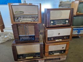 Röhrenradio Sammlung mit Schmuckstücken
