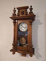 Wanduhr mit Wilhelm Tell Pendel. 1970