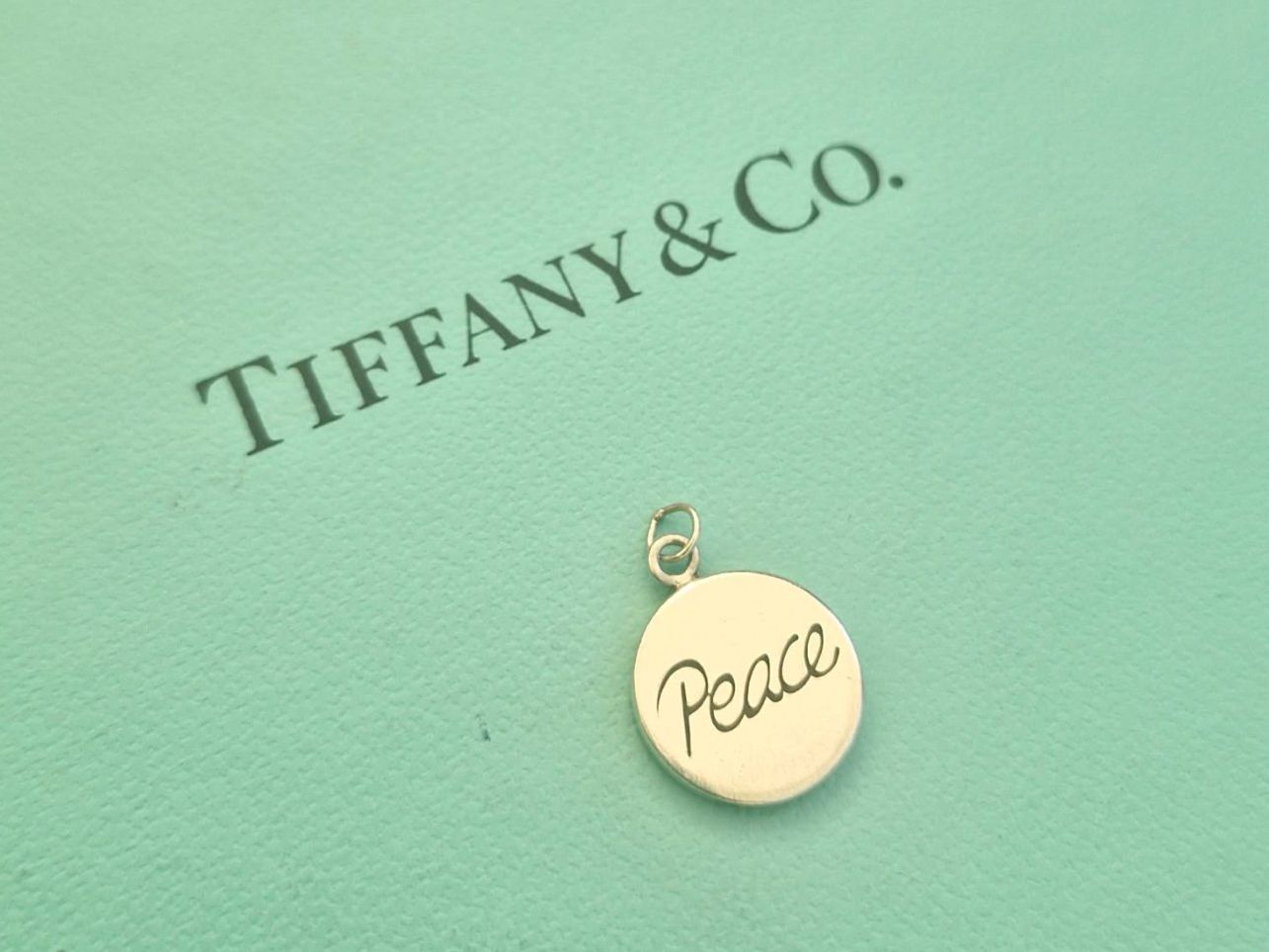 Tiffany & Co. Anhänger: Tiffany & Co. PEACE Charm – Gebraucht aus Forch von nadinepalermo