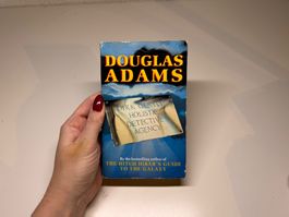 NOVEL Douglsa Adams, Dirk Gently's Holistic Detective Agency