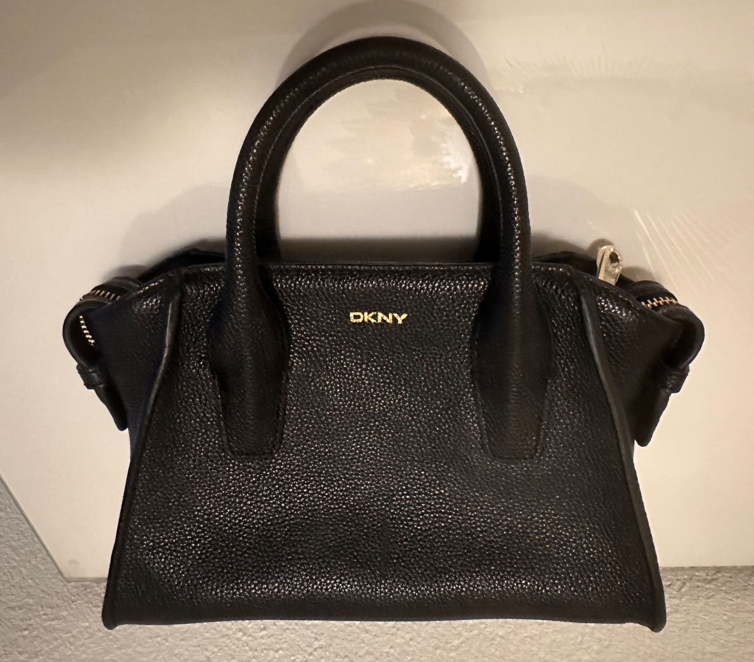 DKNY Borse da donna: DKNY Handtasche echt Leder – Nuovo (secondo la descrizione) da Alpnach Dorf venduto da ljusja