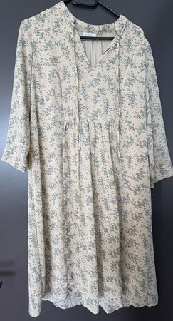 Sommerliches Blumenkleid