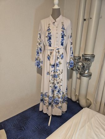 Kleid Refka Blumenmuster weiss blau Grösse M/L neuwertig