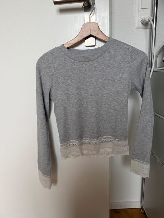 Subdued Top Grau mit Spitze, Grösse M, Neuwertig!
