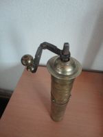 Antike Pfeffermühle aus Messing, Handmühle,