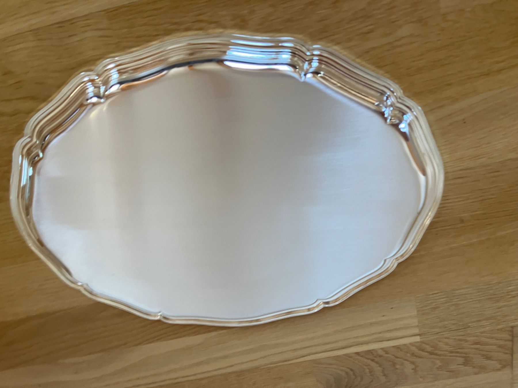 Plateaux: Silbertablett oval im Chippendale-Stil, 20. Jahrhundert – Neuf (Voir description) à Bern par schoenisache