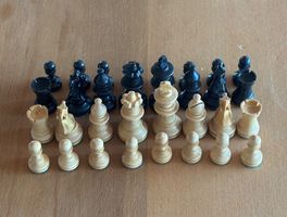 alte Schachfiguren Holz komplett