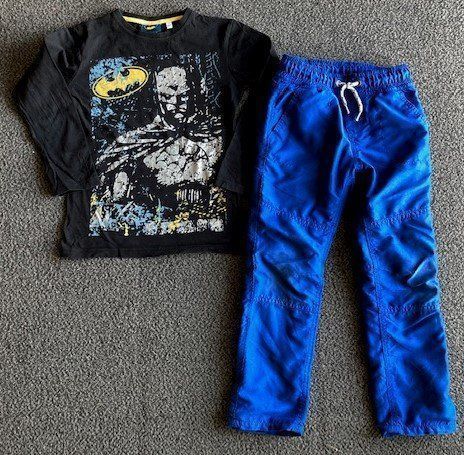 Lotti & Set di vestiti: Set: Thermohose+Batman-Shirt Gr.116/122 – Usato da Winterthur venduto da Butzel 1