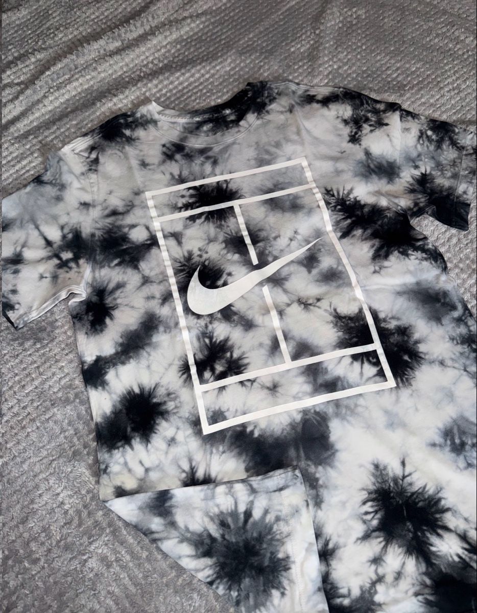 Nike T-shirt: NIKE TIE-DYE T-SHIRT – Usato da Aigle venduto da ama_n8k2 1