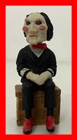 Saw Figur Jigsaw sitzend Doll Film Horror Splatter DVD 1 2 3
