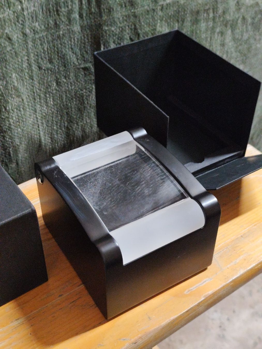 Smartwatch: Uhrenbox schwarz mit Klappdeckel gebraucht – Usato da Büsserach venduto da Vintage-vins 1