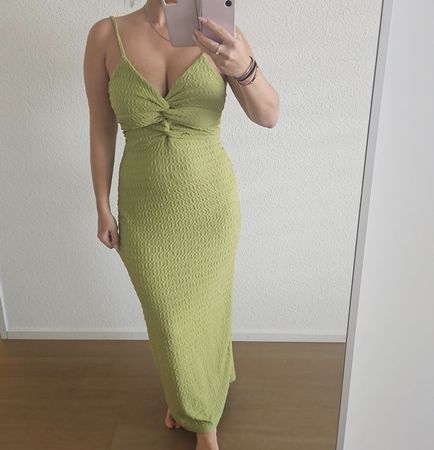 Grünes elegantes langes Sommerkleid