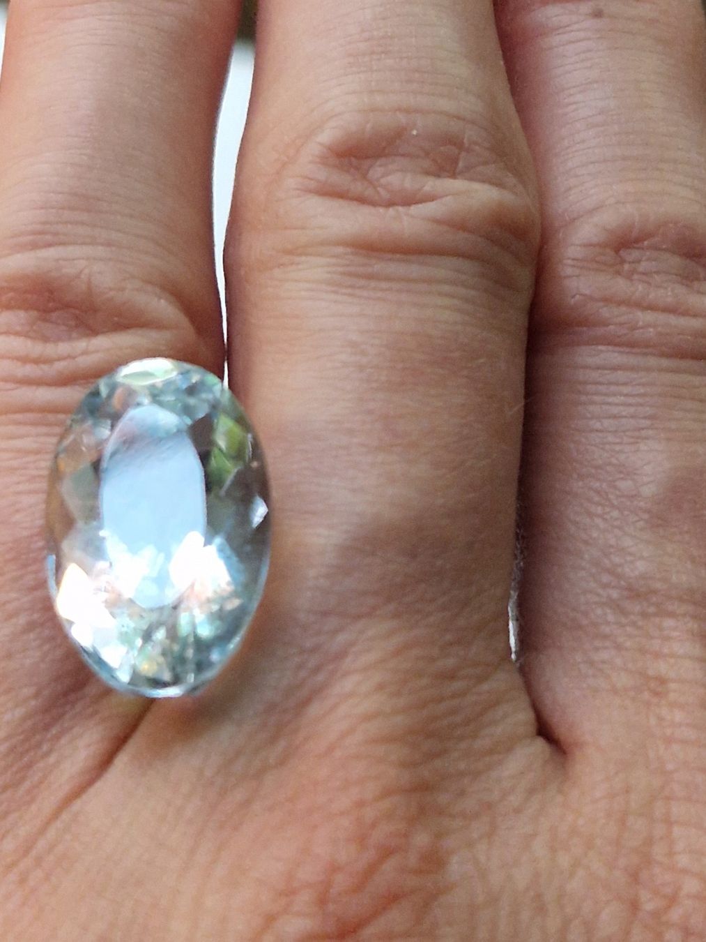 1 blauer Topas facettiert oval, 17.24 Karat, m. Gutachten (Neu (gemäss ...