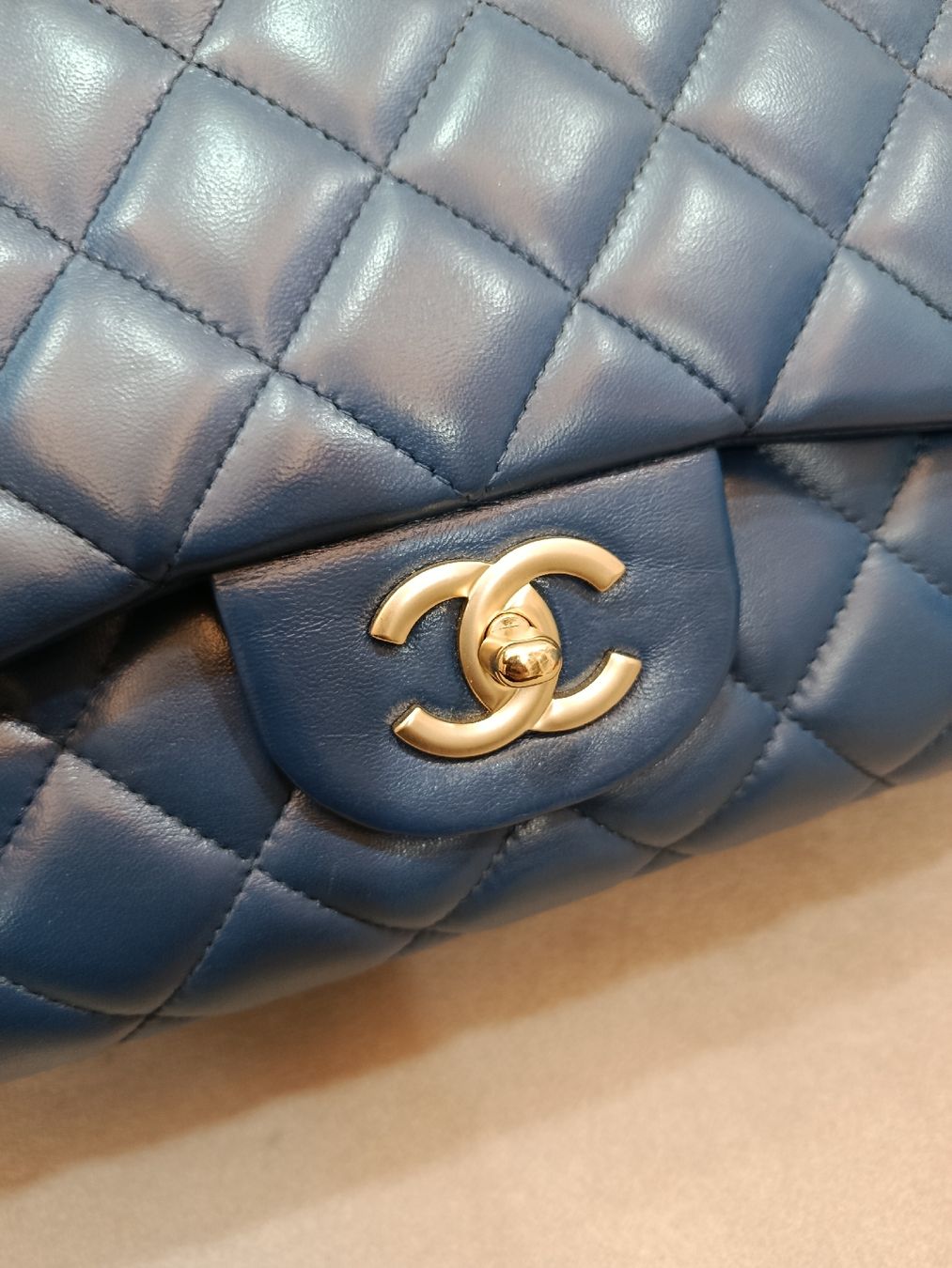 Chanel Borse da donna: Chanel Maxi Blue Navy Lamb Ghw 13  – Usato da Zürich venduto da RoastedCocoNut 5