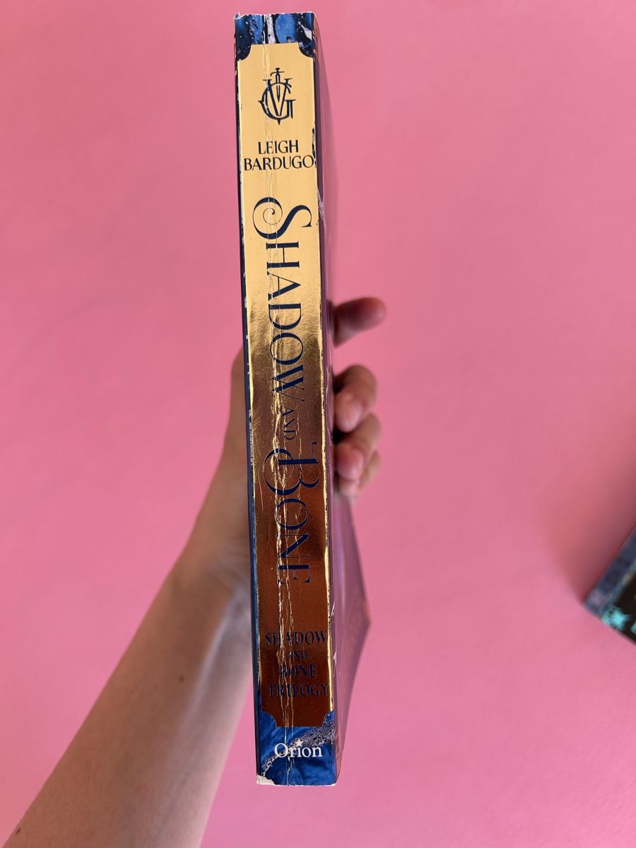 Libri: Grishaverse Trilogie - Shadow and Bone – Usato da Wangen b. Olten venduto da Eyluelgoek 2