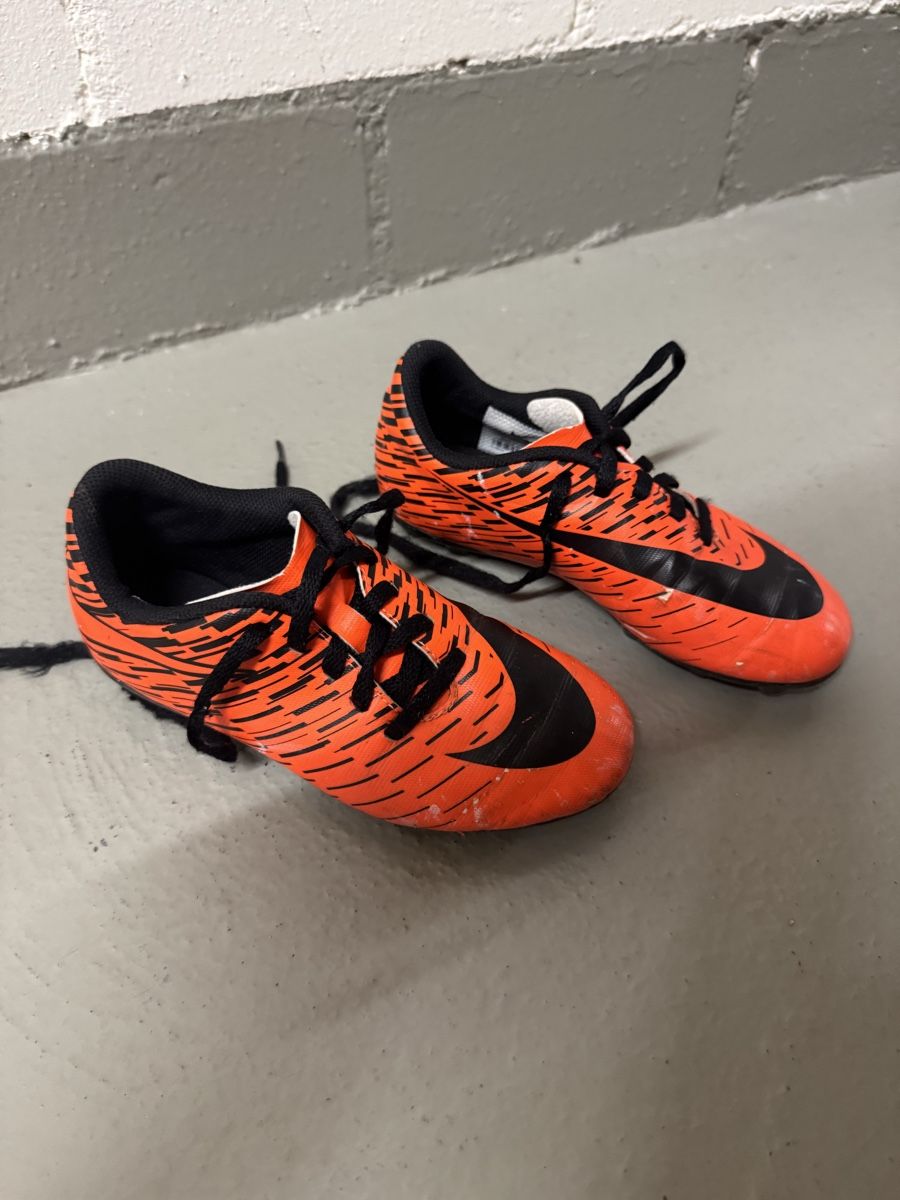 Nike Chaussures garçon: Kinder Nockenschuhe Grosse 31 – D'occasion à Zürich par zd_1965