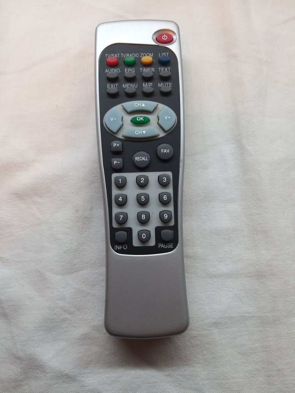 Telecomandi: Télécommande TV/SAT universelle – Usato da La Chaux-de-Fonds venduto da Marteaux