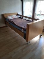 Elektrisches Pflegebett Holz mit Aufrichter gebraucht
