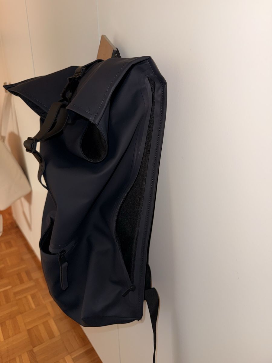 Rains Sacs à dos: Rains Backpack dunkelblau neuwertig – Neuf (Voir description) à Richterswil par Isabell95 1