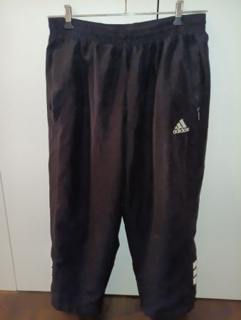 Klassische, schwarze Adidas Sporthose, Kurzgrösse in M