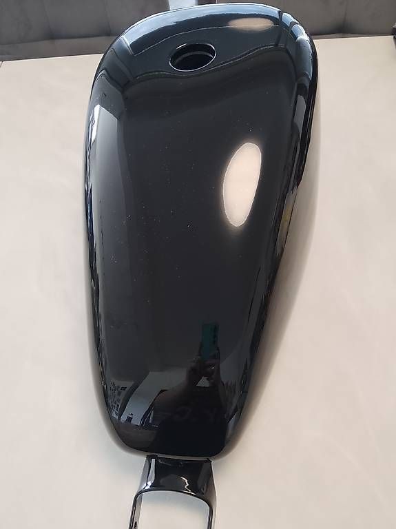 Accessori per altri veicoli: Serbatoio moto nero lucido con tappo e staffe – Usato da Morbio Inferiore venduto da pie_6rzh 3