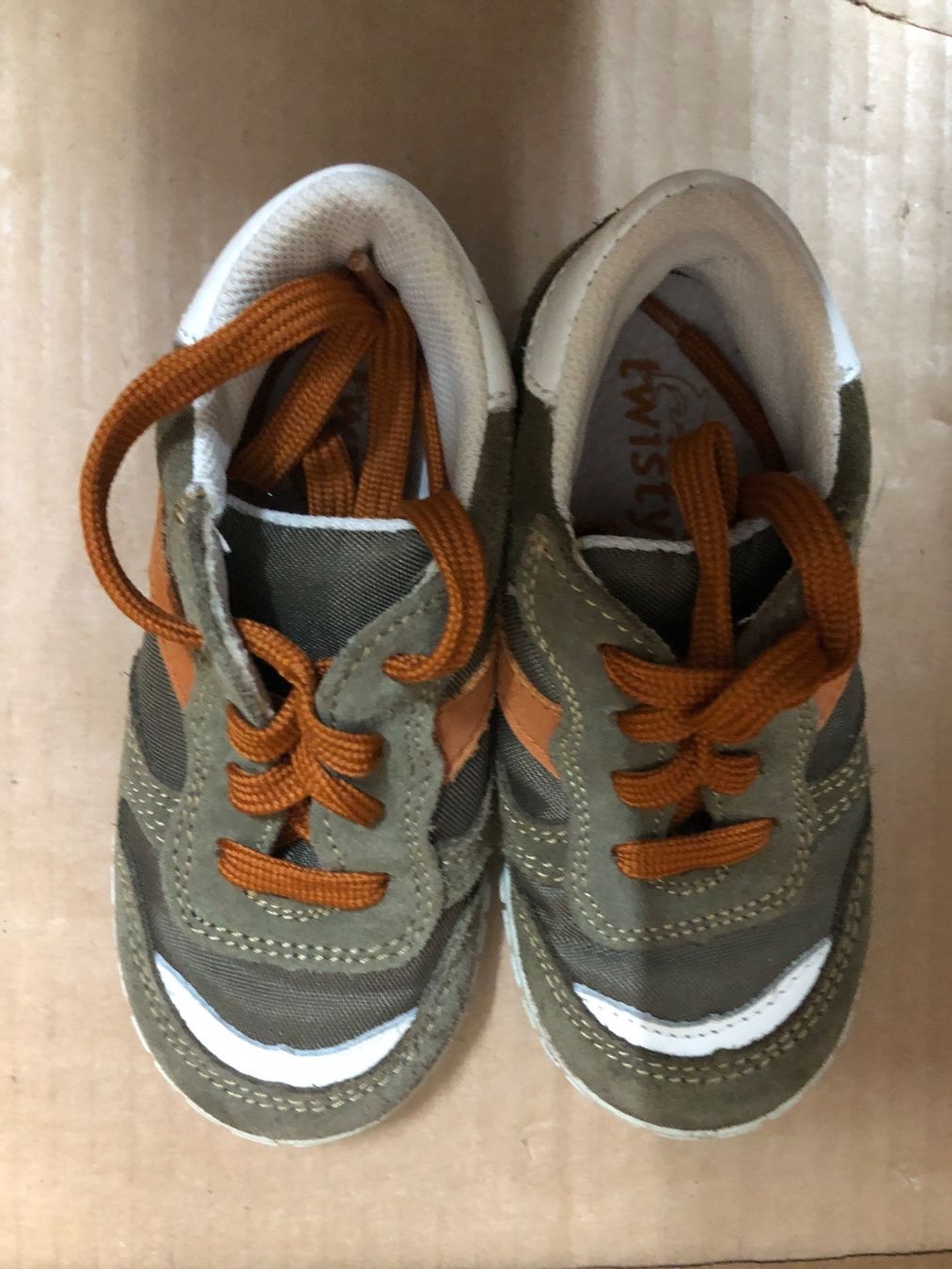 Scarpe da uomo: Turnschuhe dunkelgrün Grösse 23 – Usato da Eschlikon TG venduto da RamonaSt 4
