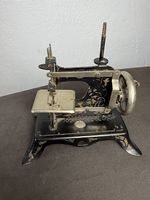 Antike Kindernähmaschine, Handkurbel, floral verziert