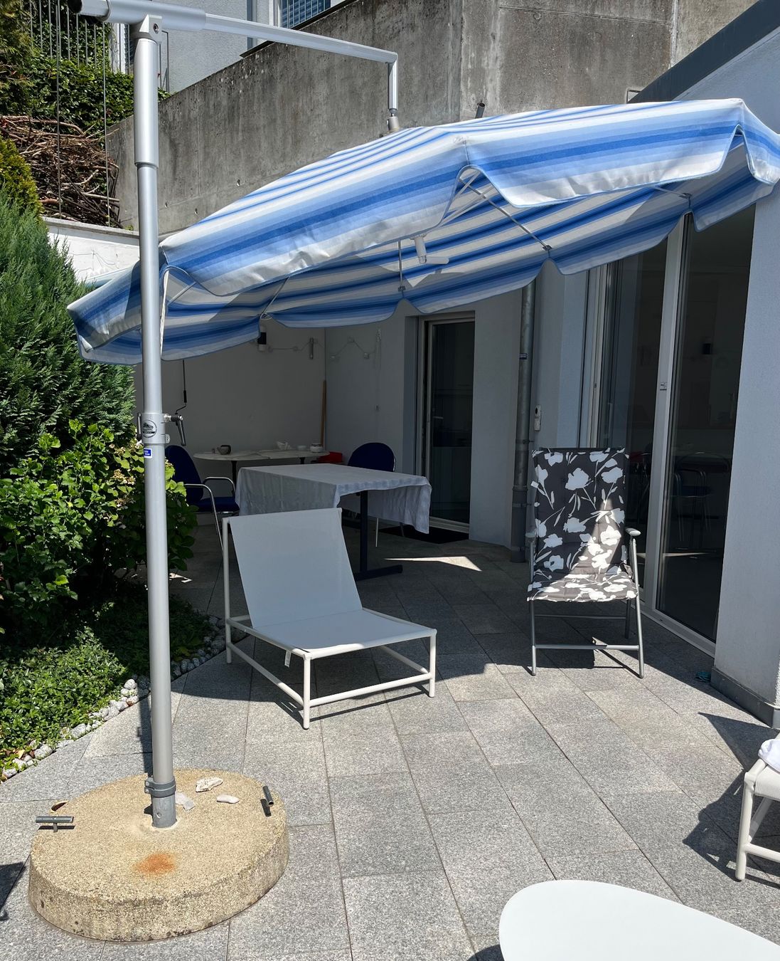 Parasols: Sonnenschirm gross weiss-blau – D'occasion à Nussbaumen AG par car_7b54 1