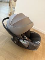 Cybex Cloud Z i-Size car seat with infant insert