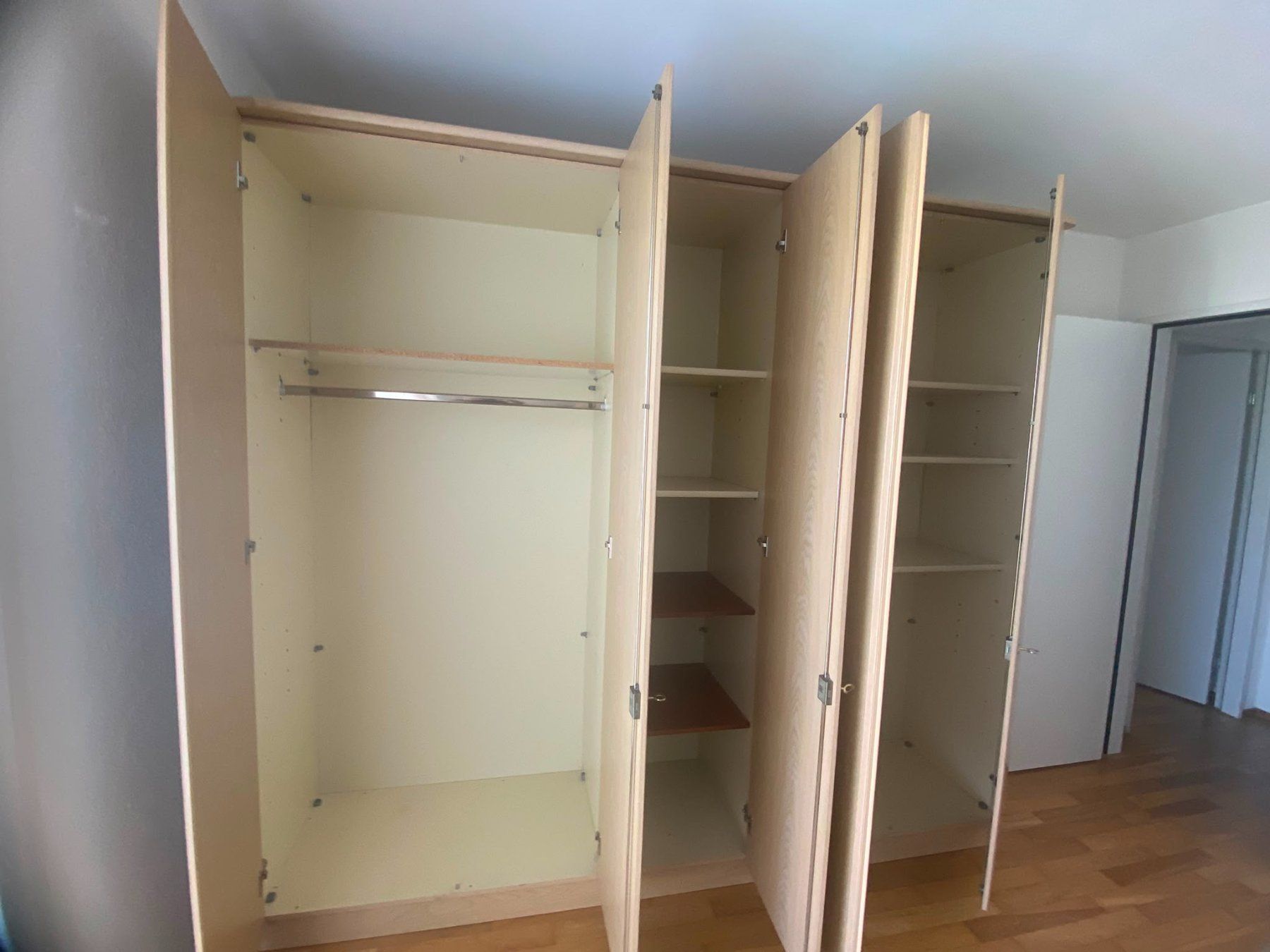 Armoires: Grosser Kleiderschrank – D'occasion à Ebersecken par ron_yps7 1