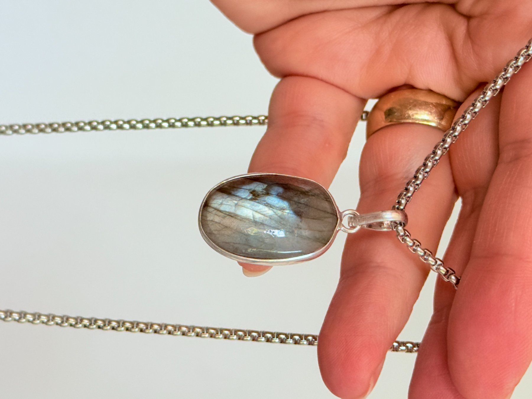 Catenine: Pendentif Labradorite et chaîne. Oval. – Nuovo e nell'imballaggio originale da Genève venduto da AWWA 4