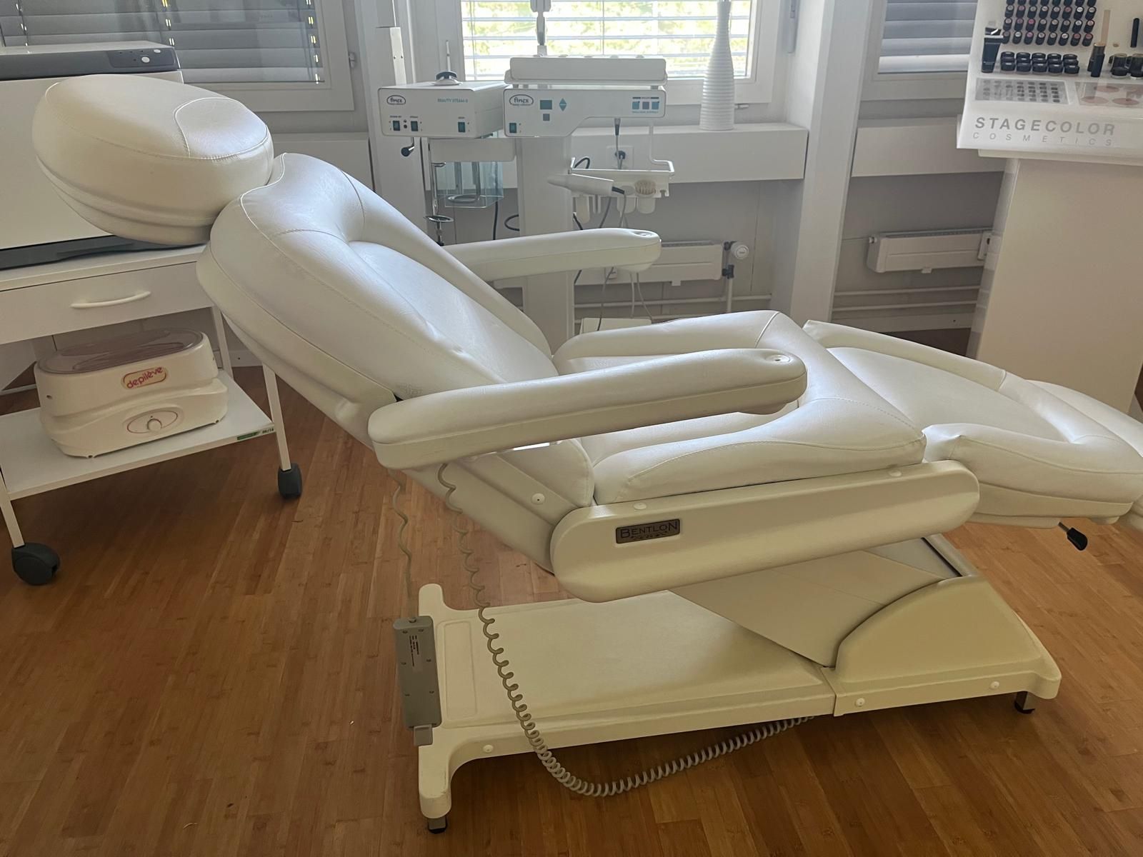 Kosmetik-& Massageliegen: Kosmetikliege – Gebraucht aus Allschwil von SimauK 2