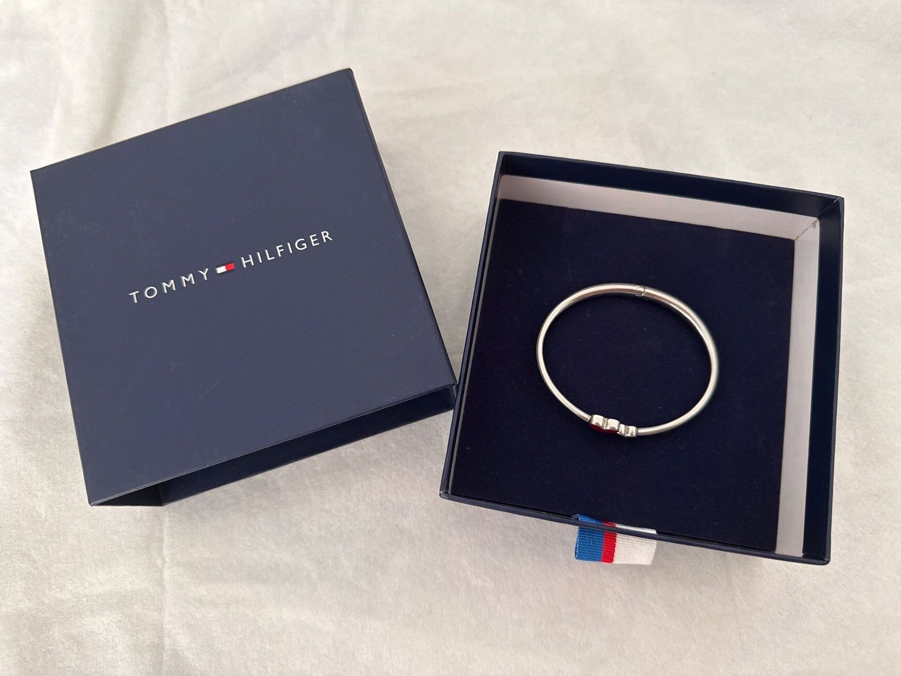 Tommy Hilfiger Bracciali & Braccialetti: Tommy Hilfiger Armreif Herz mit Box – Usato da Schönenwerd venduto da d.chiara 1