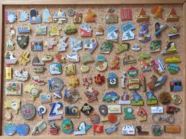 PIN, SAMMLUNG VON ÜBER 100 SCHÖNEN PINS AUF KORKWAND