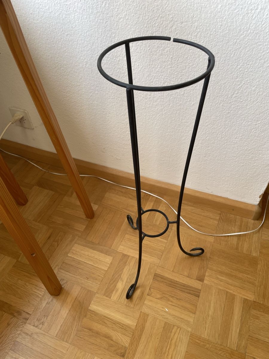 Altro per la casa: Zwei Blumentopf Ständer aus Holz , Schmied- Eisen – Usato da Basel venduto da Kamberly 6
