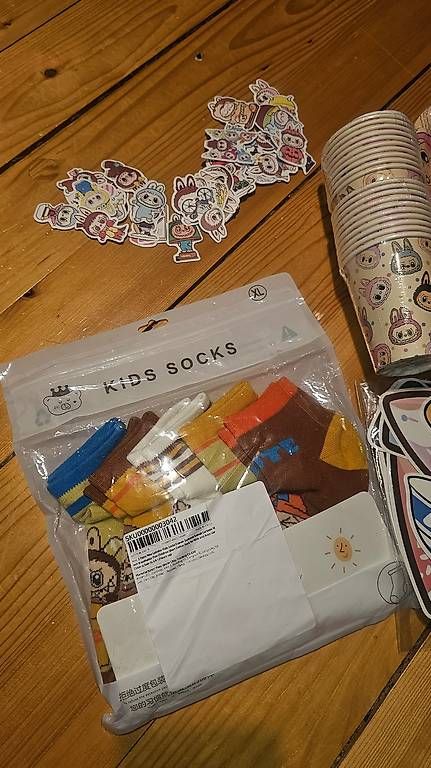 Tutte le decorazioni: Labubu Set - Geburtstag + Sticker+Socken – Usato da Grosswangen venduto da Glod 1