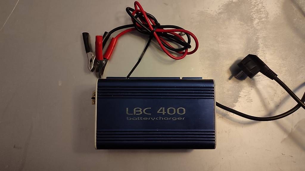 Caricabatterie: Batterieladegerät LBC 400 – Usato da Dornach venduto da boj_5kz2