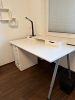 Moderner Schreibtisch in Weiss – viel Arbeitsfläche