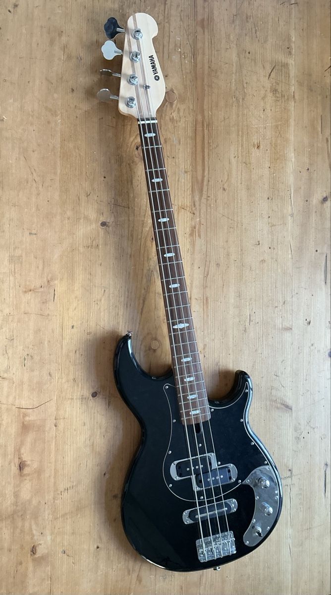 Yamaha Instruments de musique: Yamaha BB424x Bass schwarz – D'occasion à Zürich par nanalouve