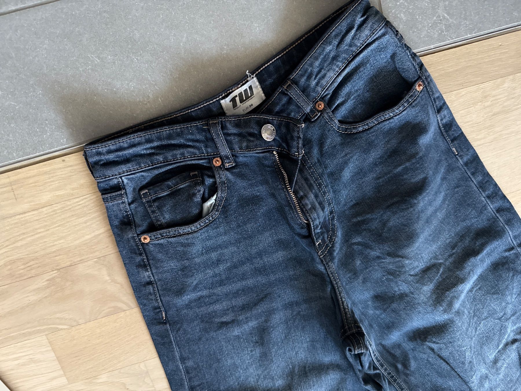 Pantaloni: moderne Damen Jeans  36, TW – Usato da Amriswil venduto da used2use 1