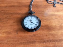 Grosse Quarz-Taschenuhr ohne Klappe
